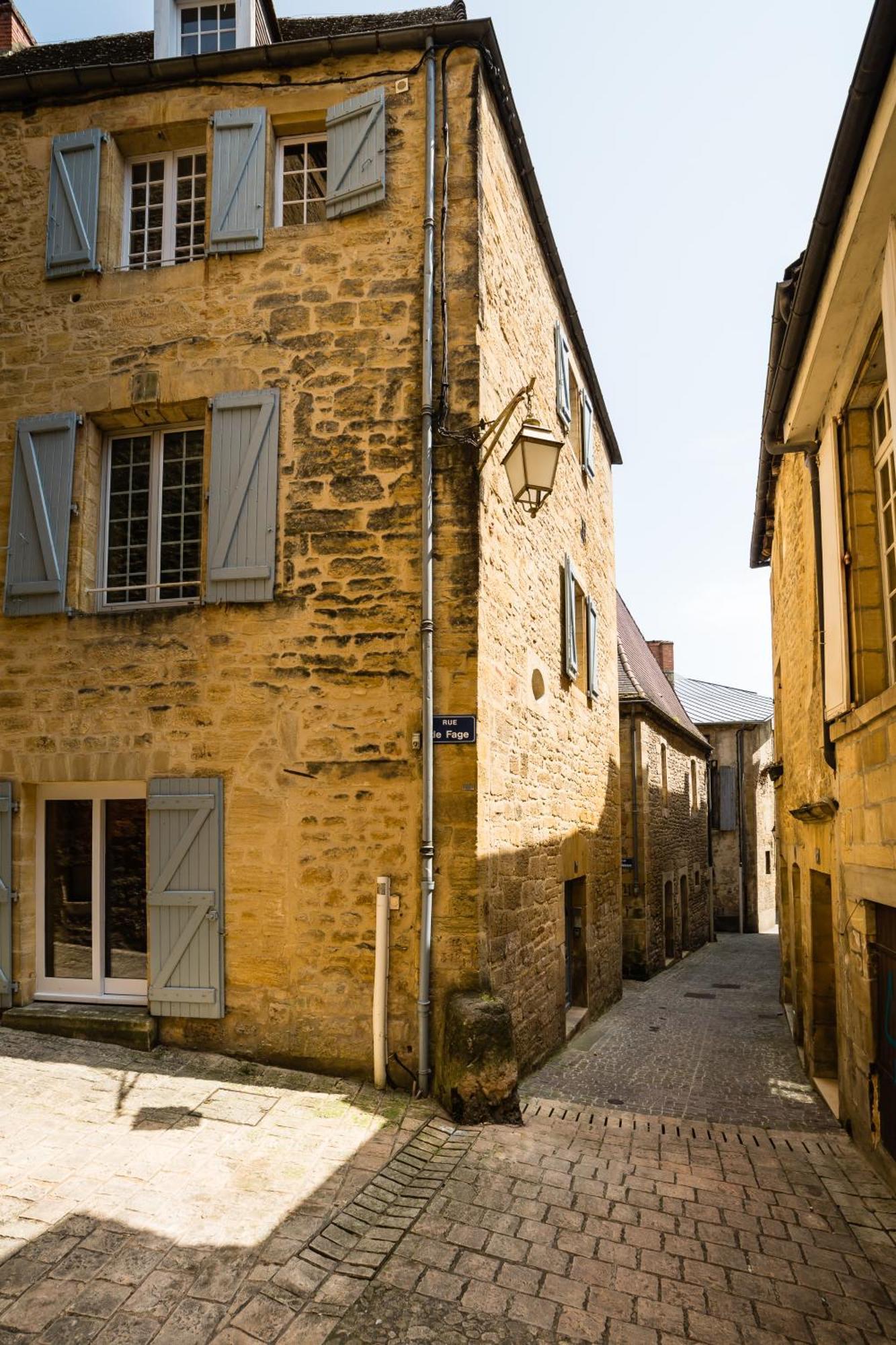 Rouge Passion Apartment